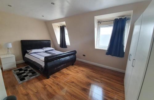 Leabridge Apartment | London Modern 4 Bedroom Apartment