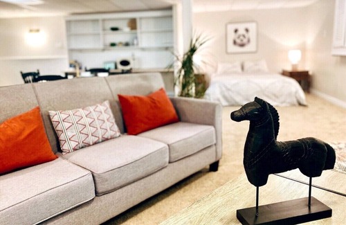 London House | London, Ontario Cozy Suite