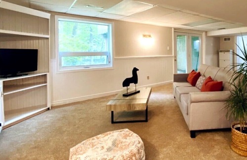 London House | London, Ontario Cozy Suite