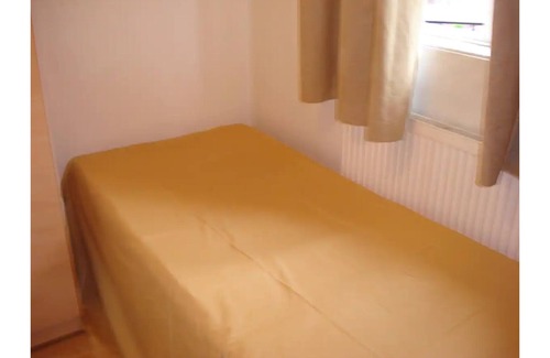 Grove Green Bed & Breakfast | London Smart Economy Single near Metro Central Line