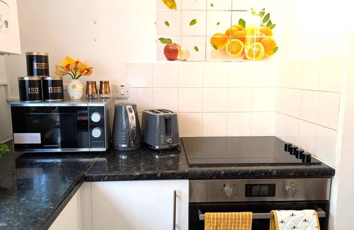 West Hendon Apartment | London Studio centrally located, minutes from train stations