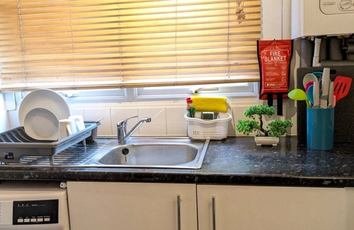 West Hendon Apartment | London Studio centrally located, minutes from train stations