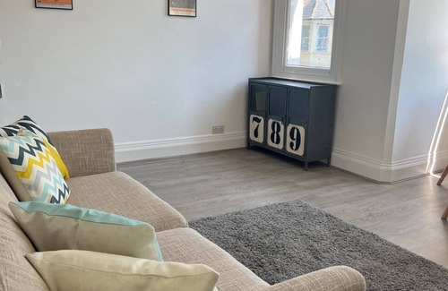Bruce Grove Apartment | London Stylish 2 Bedroom First Floor Flat