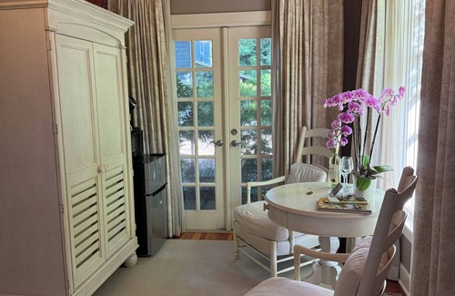 Sonoma House | London Suite nHistoric Cedar Mansion Bungalows - 1 Block from Sonoma Square