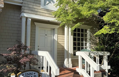 Sonoma House | London Suite nHistoric Cedar Mansion Bungalows - 1 Block from Sonoma Square