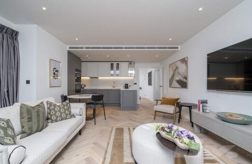 Chelsea Harbour Apartment | London Tower Retreat - Modern 2 Bedroom Apartment