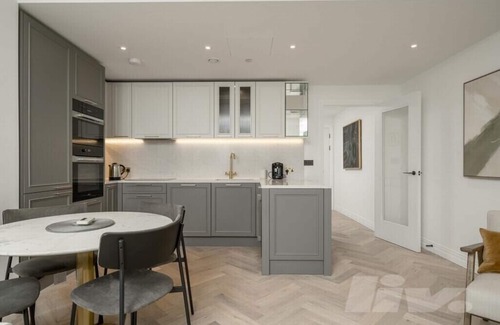 Chelsea Harbour Apartment | London Tower Retreat - Modern 2 Bedroom Apartment