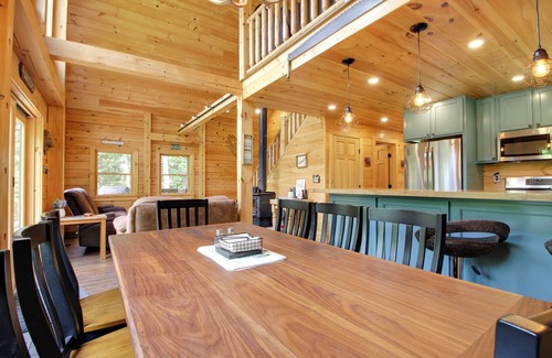 Londonderry Cabin | Londonderry Chalet w/Deck, Fire Pit & Views!