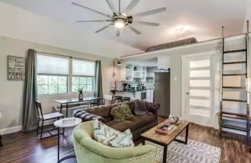 Weatherford House | Lone Pine Cabin - Weatherford, Texas