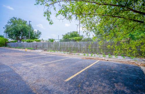 Harlingen Hotel | Lone Star Inn & Suites by OYO Harlingen TX
