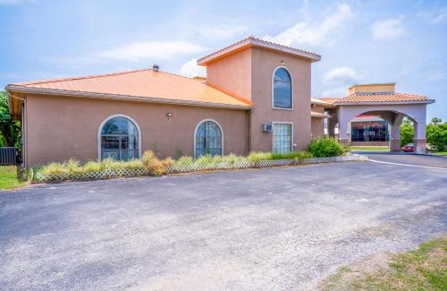 Harlingen Hotel | Lone Star Inn & Suites by OYO Harlingen TX