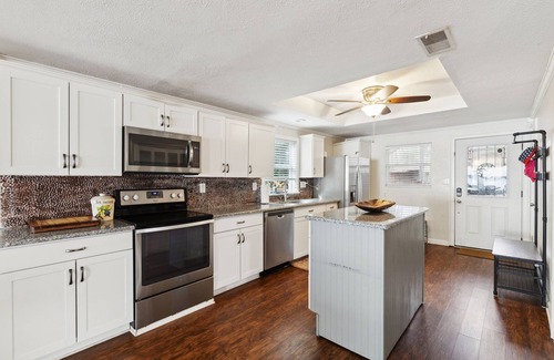 Mabank House | Lone Star Lake Cottage, SUNSET VIEWS, NEW deck/boat dock/putting green