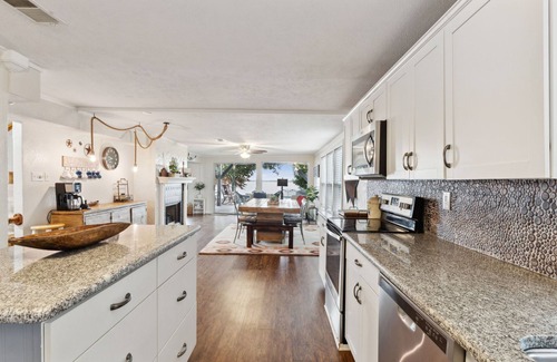 Mabank House | Lone Star Lake Cottage, SUNSET VIEWS, NEW deck/boat dock/putting green