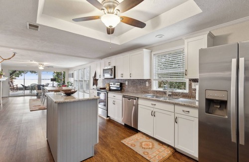 Mabank House | Lone Star Lake Cottage, SUNSET VIEWS, NEW deck/boat dock/putting green