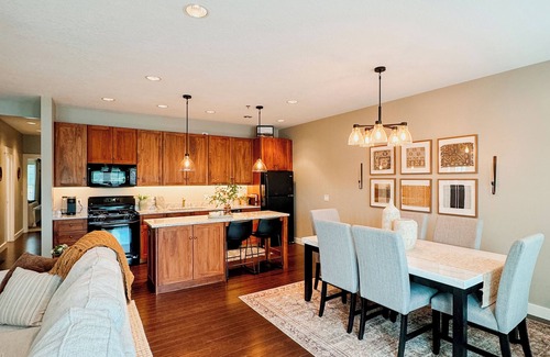 Le Claire Condo | Lone Star Loft on the Mississippi River!