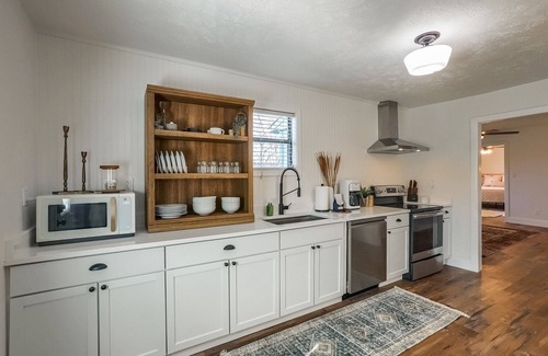 Johnson City House | Lone Star Lokal Guest House - Downtown Near Wineries!
