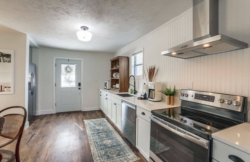 Johnson City House | Lone Star Lokal Guest House - Downtown Near Wineries!
