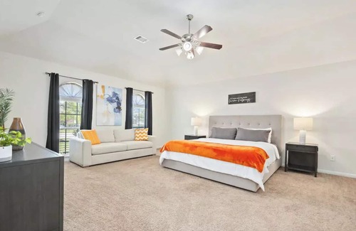 Manvel House | Lone Star Retreat - Your 4 Bedroom Texas Getaway