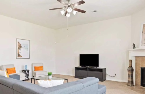 Manvel House | Lone Star Retreat - Your 4 Bedroom Texas Getaway