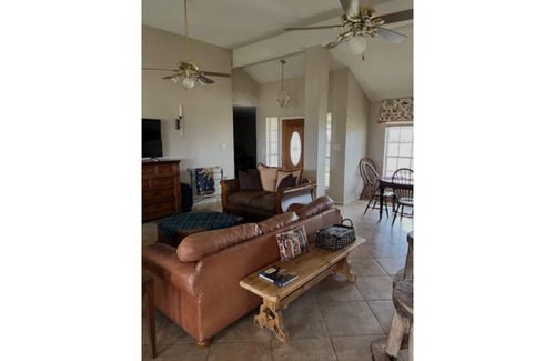 Sutherland Springs House | Lonesome Wind Ranchette: A South Texas retreat from the city