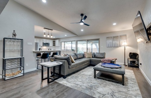 The Colony House | LoneStar Getaway