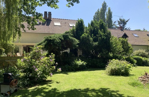 Saint-Remy-l'Honore House | Longère Dans un Écran de Verdure en Toute Tranquillité