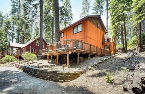 Long Barn Cabin | Long Barn Cabin w/2 Decks Near Skiing!