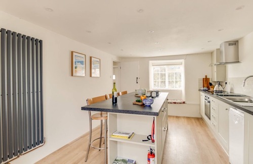 Burton Bradstock Cottage | LONG BARN, pet friendly, country holiday cottage in Burton Bradstock