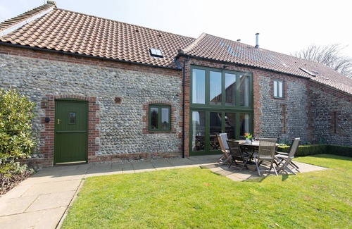 West Beckham Cottage | Long Barn - sleeps 14 guests in 7 bedrooms