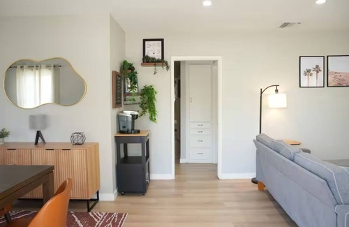 Harbor House | Long Beach Getaway – Relax & Unwind with Hot Tub Jacuzzi