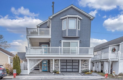 Long Beach House | LONG BEACH Labor Day WKND. Message for Discount. 4 night minimum. Steps to Beach