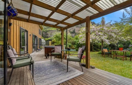 Purakaunui Apartment | Long Beach Seaside Retreat