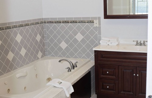 Town of Reading Bed & Breakfast | Long House Manor B And B