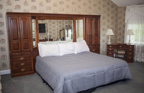 Town of Reading Bed & Breakfast | Long House Manor B And B