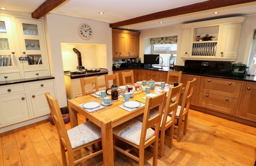Hepworth Cottage | LONG ING FARM, pet friendly, with hot tub in Hade Edge, Yorkshire
