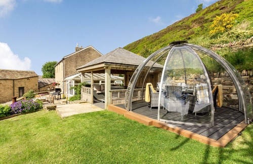 Hepworth Cottage | LONG ING FARM, pet friendly, with hot tub in Hade Edge, Yorkshire