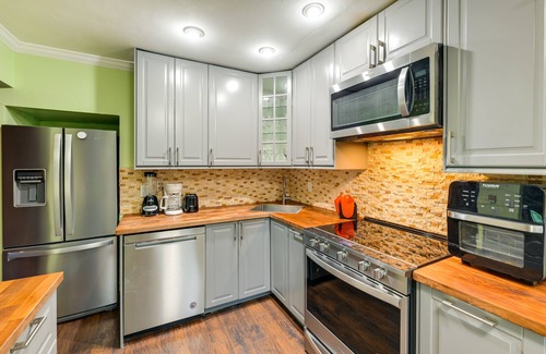 Farmingdale House | Long Island Home w/Deck, Yard, 5 Mi to Beach!