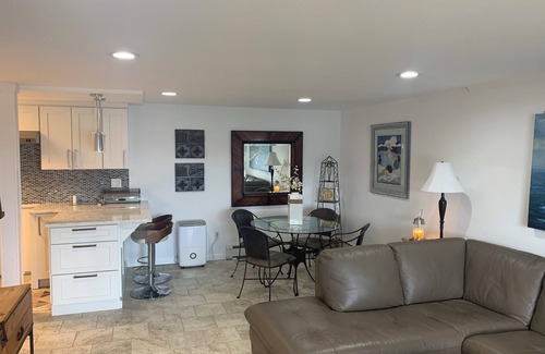 Centerport Apartment | Long Island waterfront 1-bedroom with fitness room and pool access