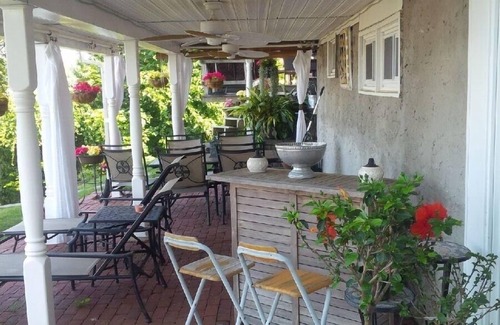 Centerport Apartment | Long Island waterfront 1-bedroom with fitness room and pool access