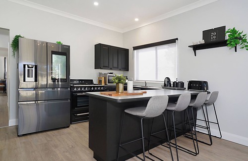 Long Jetty House | Long Jetty Lake House -Long Jetty, Central Coast Fully Renovated 3 bed Cottage,