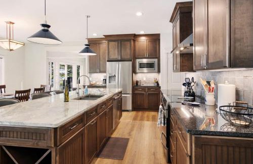 Traverse City House | Long Lake Fox Den - Dog Friendly