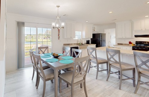 Taylor Creek House | Long Lake House | Waterfront stay in Okeechobee with scenic deck