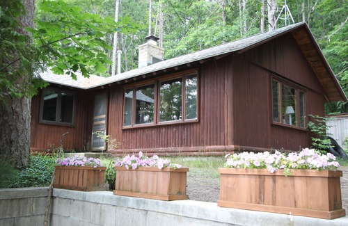Traverse City House | Long Lake Waterfront Cottage