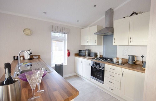 Ryther Apartment | Long Lane Lodge - Lodge with Hot Tub