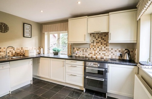 Midhurst Cottage | LONG MEADOW, family friendly, with a garden in Midhurst