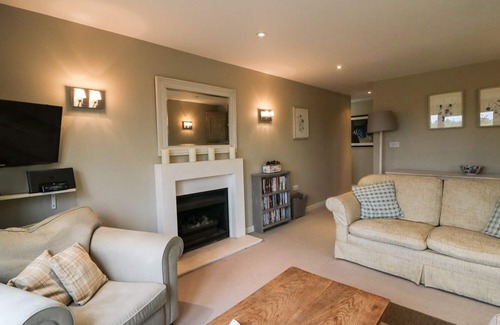 Midhurst Cottage | LONG MEADOW, family friendly, with a garden in Midhurst
