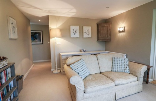 Midhurst Cottage | LONG MEADOW, family friendly, with a garden in Midhurst