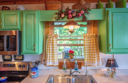 Sparta House | Long Range Mountain Views + Hot Tub!