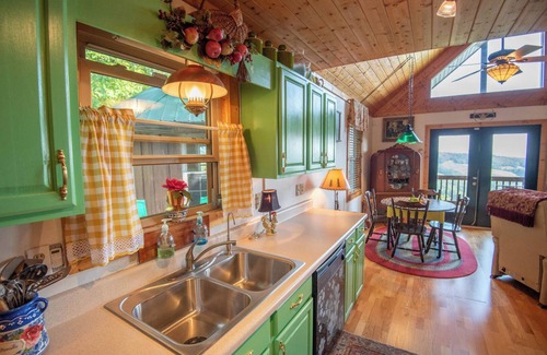 Sparta House | Long Range Mountain Views + Hot Tub!