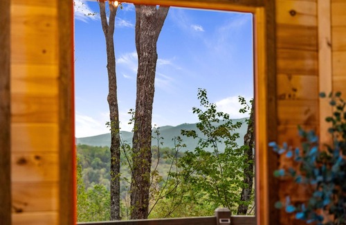 Cherry Log Cabin | Long Range Mtn Views in Aska~4Br~Game Rm